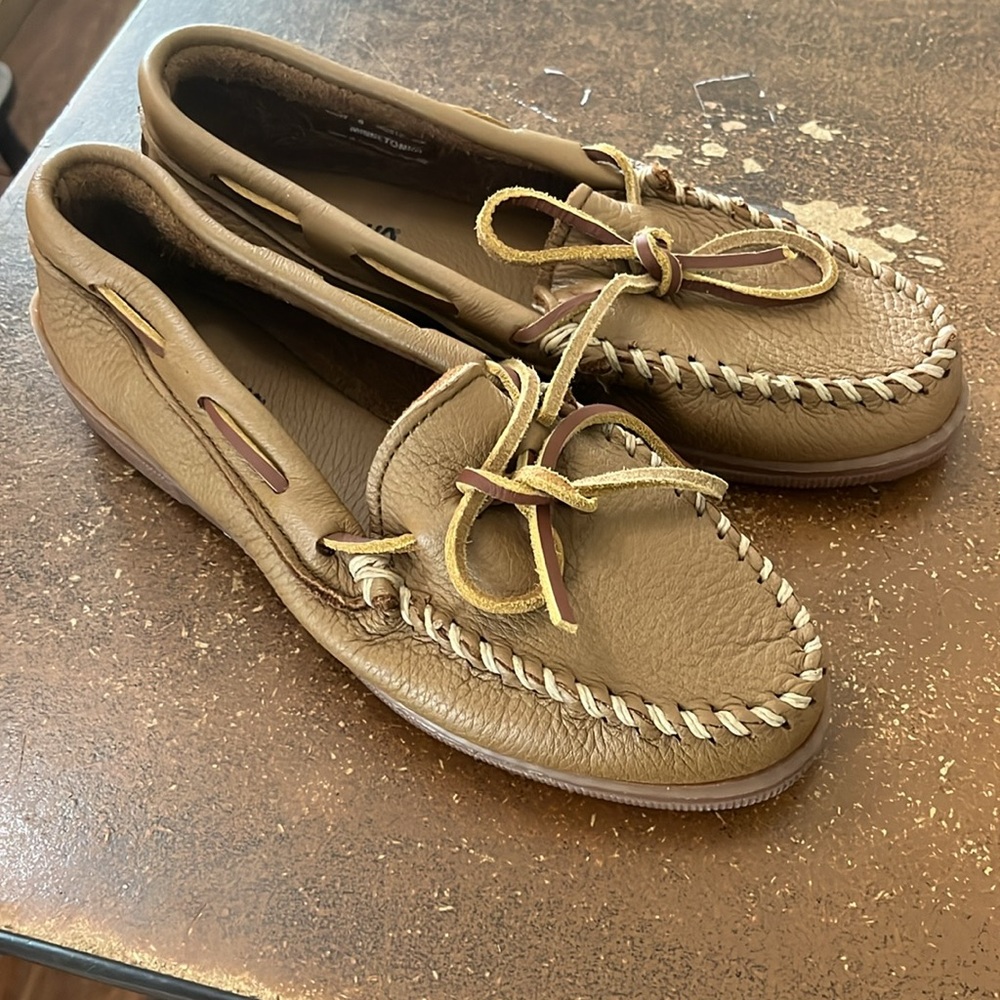 Cozy Classic! Minnetonka Moosehide Leather Moccasins - Women's size 9